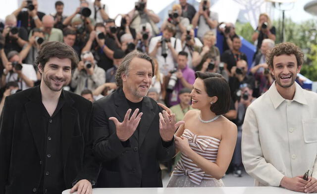 Richard Linklater with Nouvelle Vague cast on Cannes Film Festival presenting the movie that was bough from Netflix. Photo: AP Photos Richard Linklater with Nouvelle Vague cast on Cannes Film Festival presenting the movie that was bough from Netflix. Photo: AP Photos