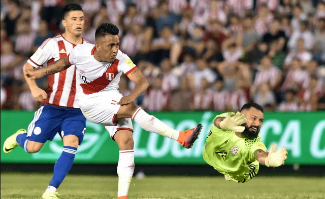 Cueva anotó uno de los cuatro goles en la victoria de Perú sobre Paraguay en Asunción. Foto: AFP / NORBERTO DUARTE.