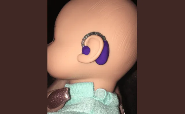 Estados Unidos: Profesora coloca implantes auditivos en muñecas.