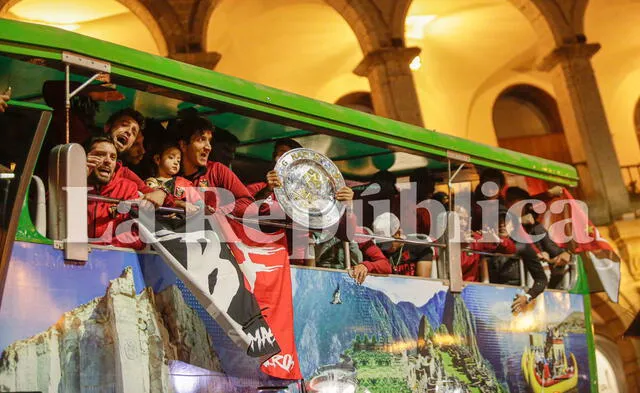 Jugadores del FBC Melgar mostraron el trofeo del Torneo Apertura. Foto: La República/Rodrigo Talavera