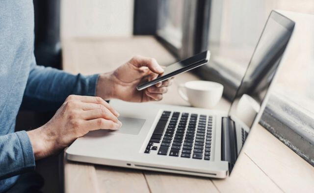  Si mantienes tu laptop conectada, aumentará el consumo de energía. Foto: BBC    