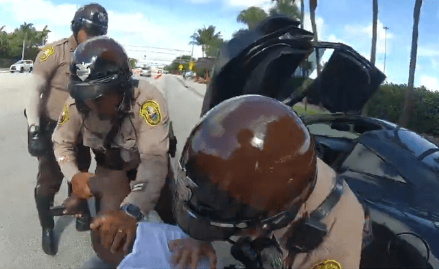 La policía del condado de Miami-Dade publicó posteriormente un video de la detención. Foto: Captura X.   