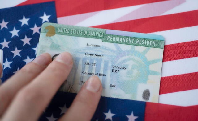 Conocer políticas locales es crucial para la solicitud de la Green Card y aumentar las probabilidades de éxito. Foto: Impacto Latino Conocer políticas locales es crucial para la solicitud de la Green Card y aumentar las probabilidades de éxito. Foto: Impacto Latino
