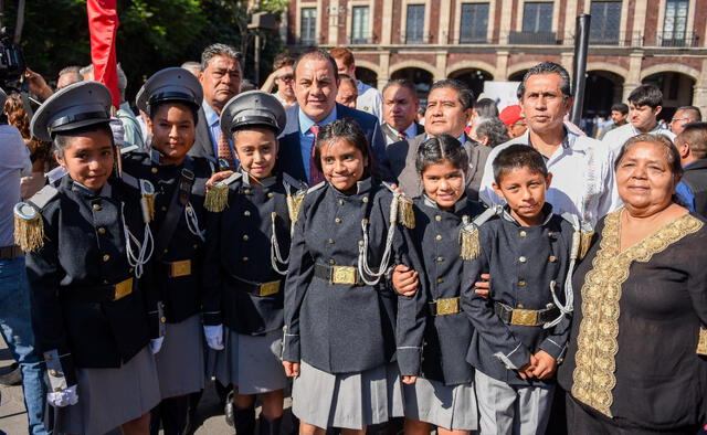 Cuauhtémoc Blanco junto a estudiantes y padres de familia de Morelos. (Foto: Gobierno Estado de Morelos)