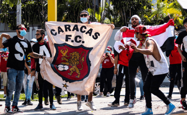 Los hinchas de Caracas apoyando a su equipo en la previa del encuentro. Foto: captura/Twitter @Caracas_FC