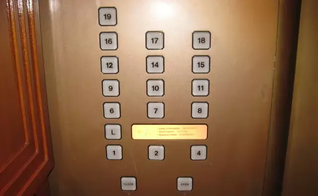 Algunos elevadores no colocan el número 13 ni otro botón para identificarlo. Foto: El País