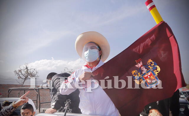 Castillo saludó a sus militantes portando la bandera de Arequipa. Foto: Oswald Charca/La República