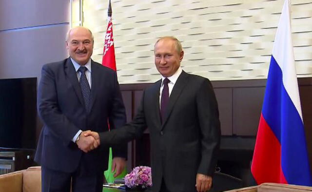 Putin (d) y Lukashenko en una reunión en Sochi (Rusia) el lunes 14 de septiembre. Foto: AFP