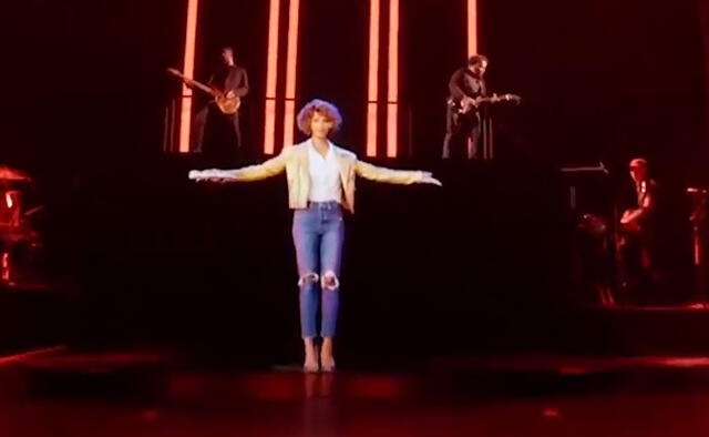 Holograma de Whitney Houston en el escenario. Foto: captura