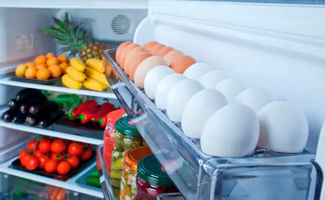  No coloques los huevos en la puerta de tu refrigerador. Es mejor ubicarlos en un lugar seco y fresco. Foto: Women´s health    