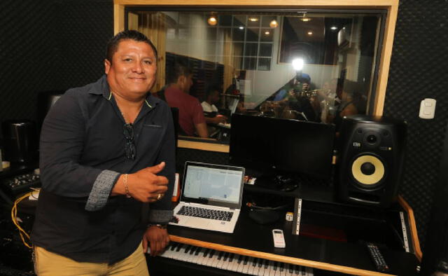  Además de dedicarse a la música, Robert Muñoz estudió Educación, Administración y Ciencias Policiales, según la Sunedu. Foto:Karibeña    