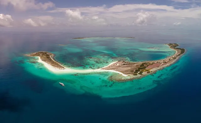 Está formado por dos islas conectadas por una delgada franja de arena. Foto: Los Roques 360.   