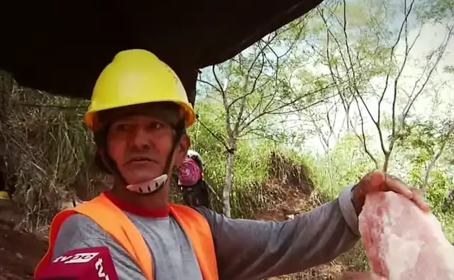  El señor Ruizter informando sobre el salario de los extractores de sal. Foto: captura de pantalla/TV Perú/YouTube   