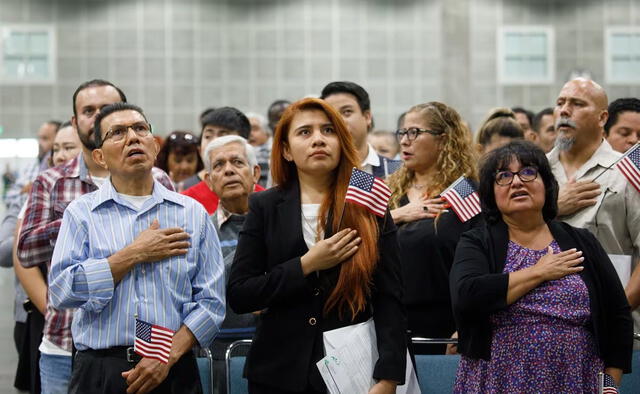  La naturalización permite a los inmigrantes latinos participar plenamente en la vida cívica de Estados Unidos, votando en elecciones y ejerciendo sus derechos civiles. Foto: Vive USA    