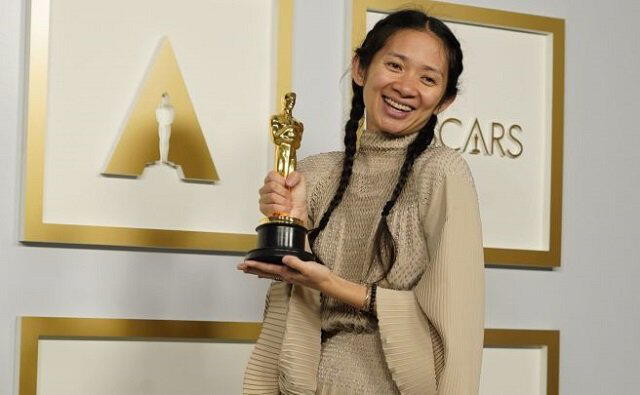 La cineasta Chloé Zhao ganó un Oscar gracias a la película Nomadland.