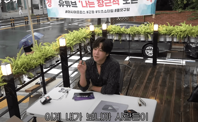  Jang Geun Suk esperando al fandom coreano. Foto: Captura de YouTube JKS.   