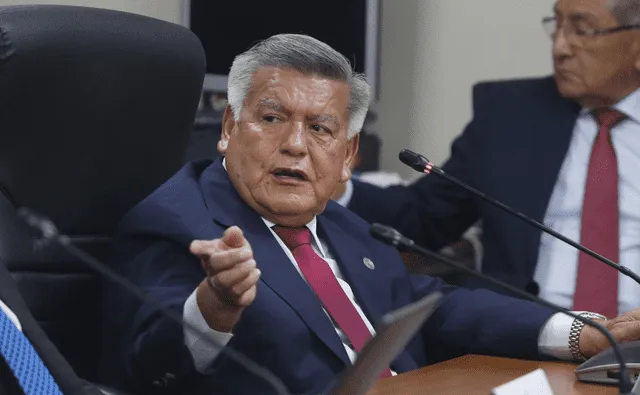 Acuña Peralta no solo tendría vínculos con el Gobierno de Dina Boluarte, sino que también tendría injerencia en la Defensoría del Pueblo con puestos importantes. Foto: La República.   