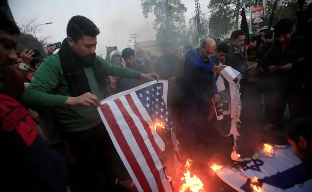 Ciudadanos de Irán quema la bandera de Estados Unidos. Foto: El Correo   