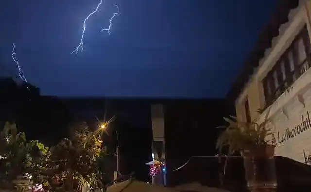 Inusual actividad eléctrica sorprende a vecinos de Lima Este. Foto: Julio Cespedes   
