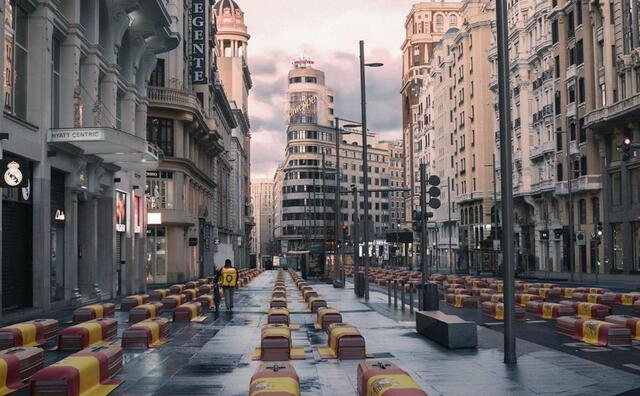 Días atrás, Vox publicó una foto de Gran Vía llena de ataúdes. Según indicó el PSOE, esta es una de las formas en que la agrupación causa inseguridad en la población. (Foto: Twitter)