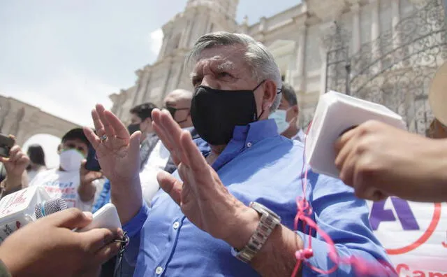César Acuña estuvo acompañado de varios simpatizantes en la Plaza de Armas de Arequipa. Foto: La República