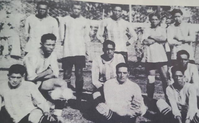  El equipo de Alianza Lima en el año 1926 utilizaba la camiseta con rayas delgadas de color azul y blanco. Foro: Libro de Oro de Alianza Lima    