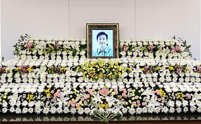 Altar fúnebre dedicado al actor Lee Sun Kyun. Foto: X/sunkyunarchive 