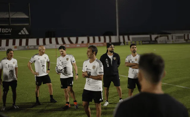 Fernando Batista brindado una charla durante los entrenamientos de Venezuela. Foto: La Vinotinto/X   