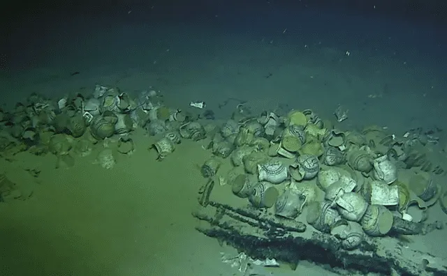  Entre las jarras de estilo renacentista se encuentran platos. Foto: Armada de Francia 