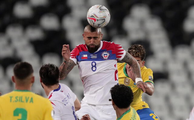 Arturo Vidal disputa un balón al aire en el Chile vs. Brasil. Foto: Copa América