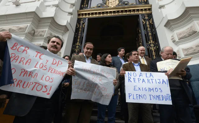 Congresistas del periodo 2011 - 2016 protestan contra la "repartija" de puestos en el Tribunal Constitucional, el BCR y la Defensoría del Pueblo. Foto: La República.