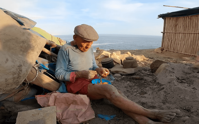 El 'Tío' Adrián vive desde hace 50 años en la playa La Caleta del Inca. Foto: captura de YouTube/And Moll   