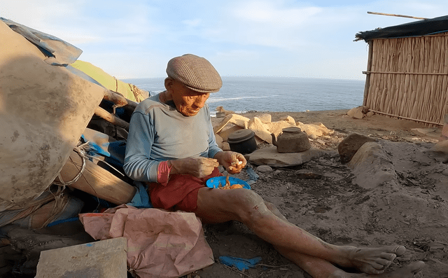 El 'Tío' Adrián vive desde hace 50 años en la playa La Caleta del Inca. Foto: captura de YouTube/And Moll 