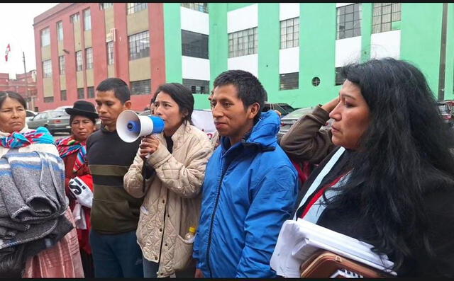 De izquierda a derecha: Aldo Paredes, Jaquelin Ccapcha, Demetrio Evaristo y la abogada Janet Marín. Foto: difusión   