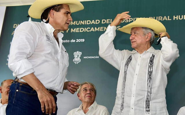 En la segunda visita de AMLO a Michoacán Silvano Aureoles le regaló  un sombrero. (Foto: Milenio)