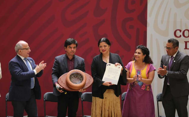 Clara Brugada e integrantes de la comunidad reciben la placa distintiva en 2012. Foto: Milenio