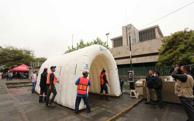 Túnel sanitizante instalado en la Clínica 6 del iMSS, en Nuevo León. Foto: Roberto Alanís.
