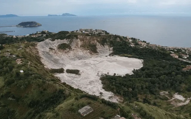  Campi Flegrei es un gran volcán inactivo cerca de Nápoles que tiene un historial de erupciones y evacuaciones. Foto: Laporta   
