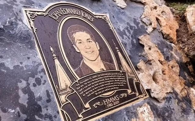  La cueva terminó siendo la lápida de John Jones, incluso le colocaron una placa. Foto: Daily Mail<br>    