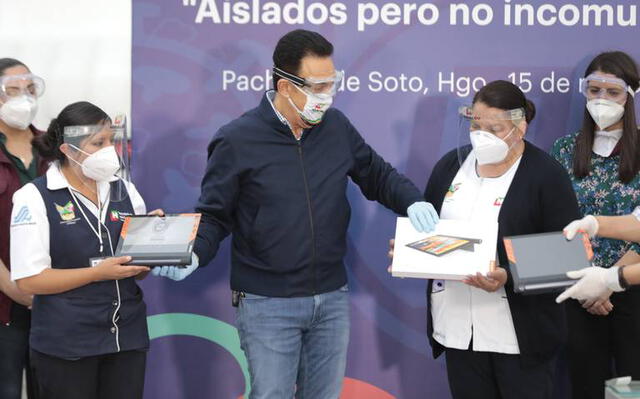 Entrega de tabletas por parte del Gobernador de Hidalgo. (Foto: El sol de Hidalgo)