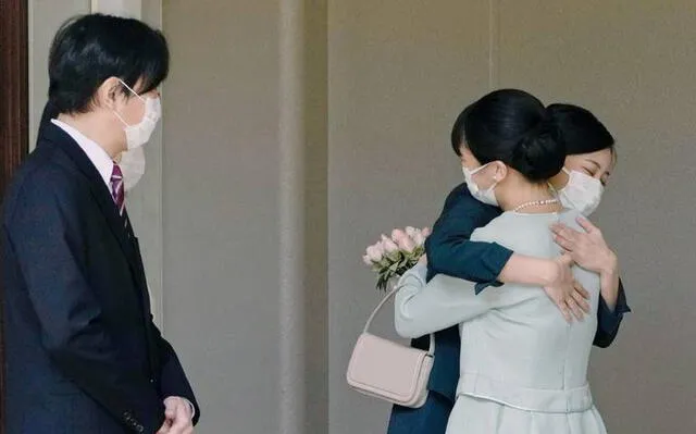 Mako se despide de su hermana. Foto: AFP