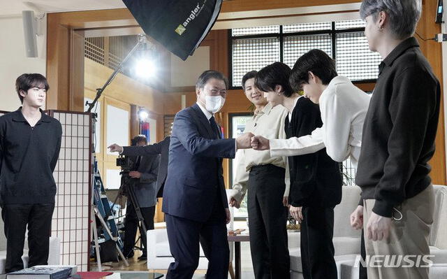 Presidente Moon Jae In y BTS en entrevista. Foto: Newsis
