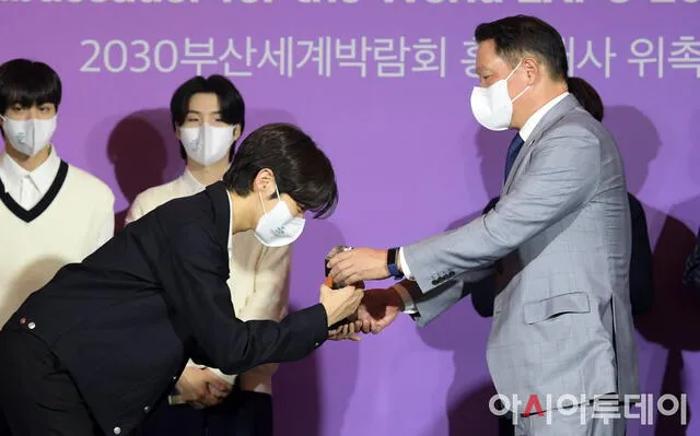 World EXPO 2030 en Busan: J-Hope recibe condecoración. Foto: AsiaToday