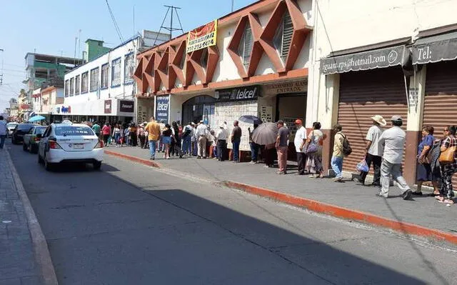 Comercios atienden a clientes en la calle ante coronavirus. (Foto: El Sol de Cuautla)