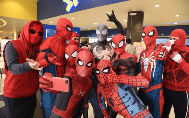 Fanáticos vestidos con los diferentes trajes de Spider-Man. Foto: Me gusta el cine