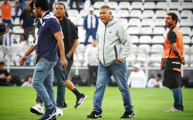 'Puma' Carranza, 8 veces campeón con Universitario, ingresó al campo de Matute antes del inicio de la segunda final de la Liga 1 2023. Foto: difusión   