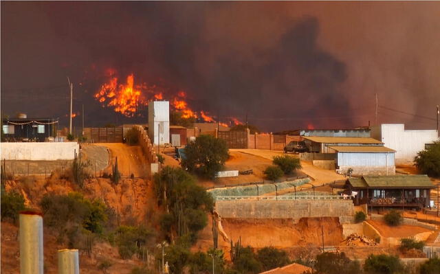 El toque de queda se extenderá debido a la magnitud de los incendios en Chile. Foto: AFP   