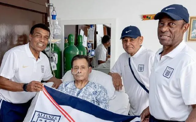 Roberto Chale recibió la visita de sus excompañeros. Foto: Alianza Lima.    