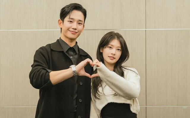  Jung Hae In y Jung So Min en lectura del guion de 'Amor en la puerta de al lado'. Foto: tvN   