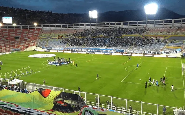  Animación de Pamela López y Christian Domínguez no lograron llenar el estadio. Foto: Facebook   